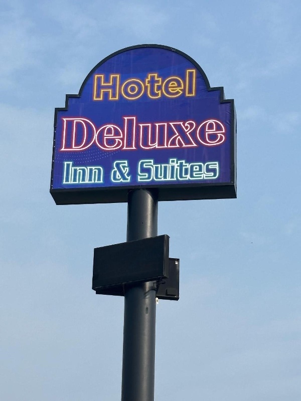 Deluxe 6 Inn & Suites image 2